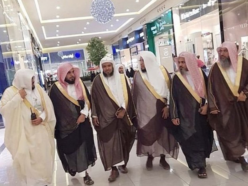 اضغط لمشاهدة الفيديو: أشرس هوشات رجال الهيئة مع النساء المتبرجات المتمردات في السعودية!